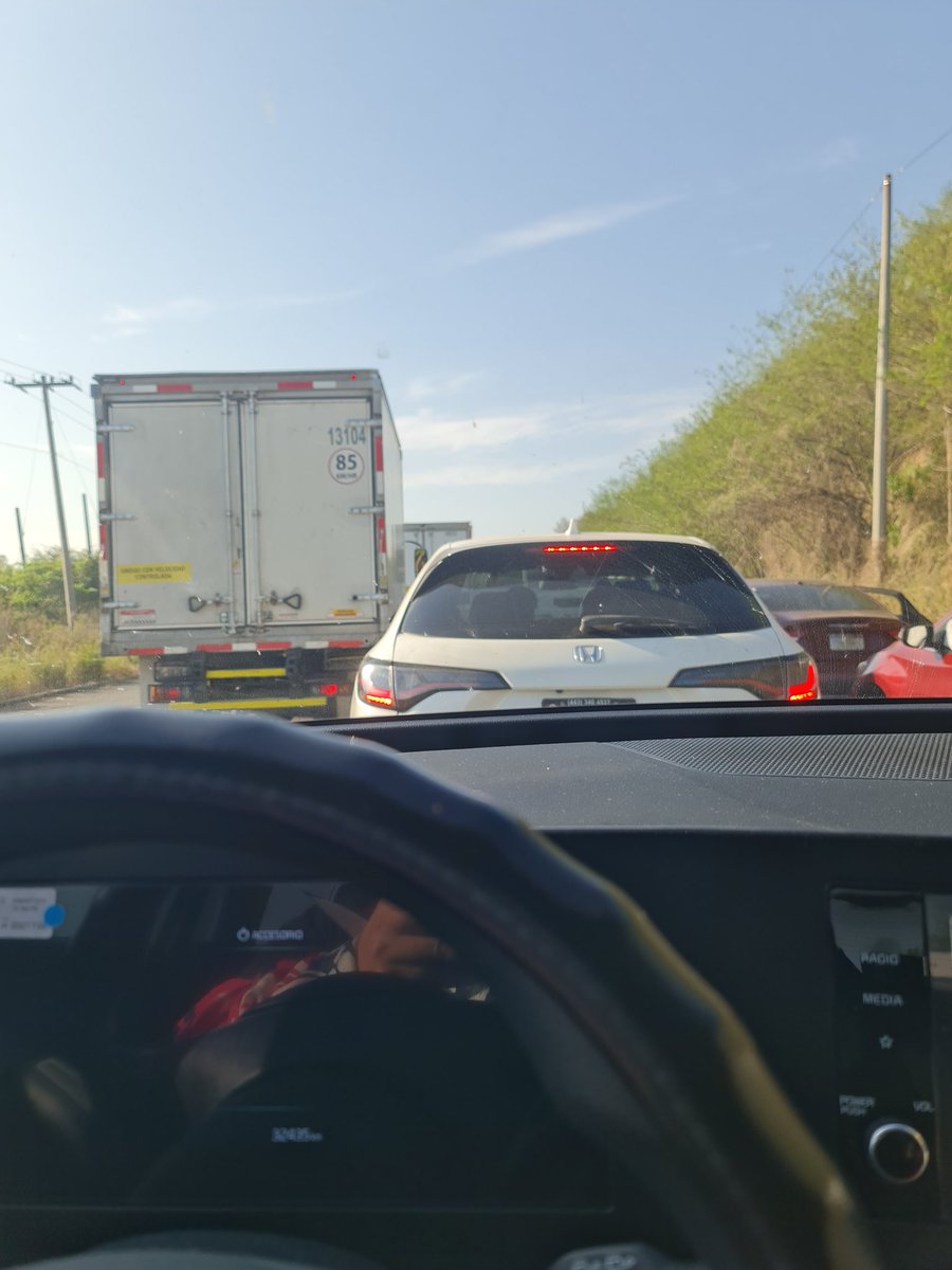 AmbrizPakito's tweet photo. Retención 4 horas al momento al parecer fuerte accidente autopista ixtapa / morelia cerrada, poca organización y orden de las autoridades viales https://t.co/s6QJrSeoDu