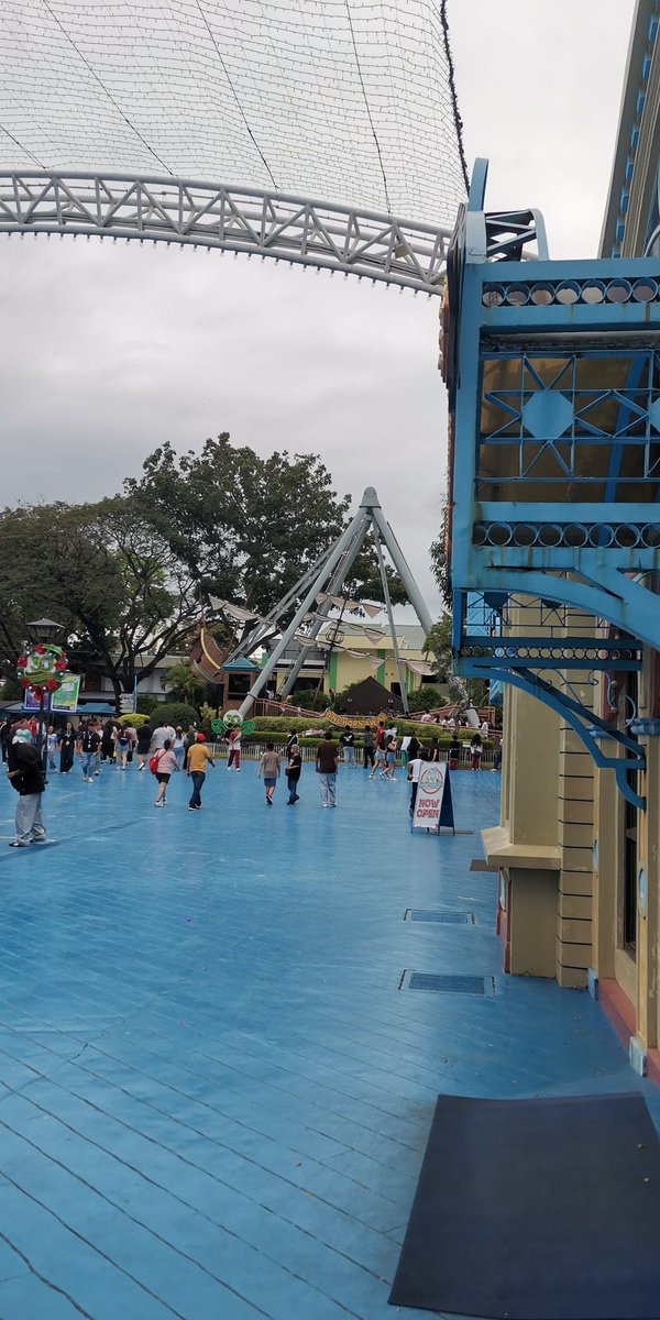 ch10_user48's tweet photo. I took this photo while resting after riding Anchors Away. 

Ngayon lang nagsink in na nasa loob lang pala yung #MNL48 😭 https://t.co/Li8t7Td8h5