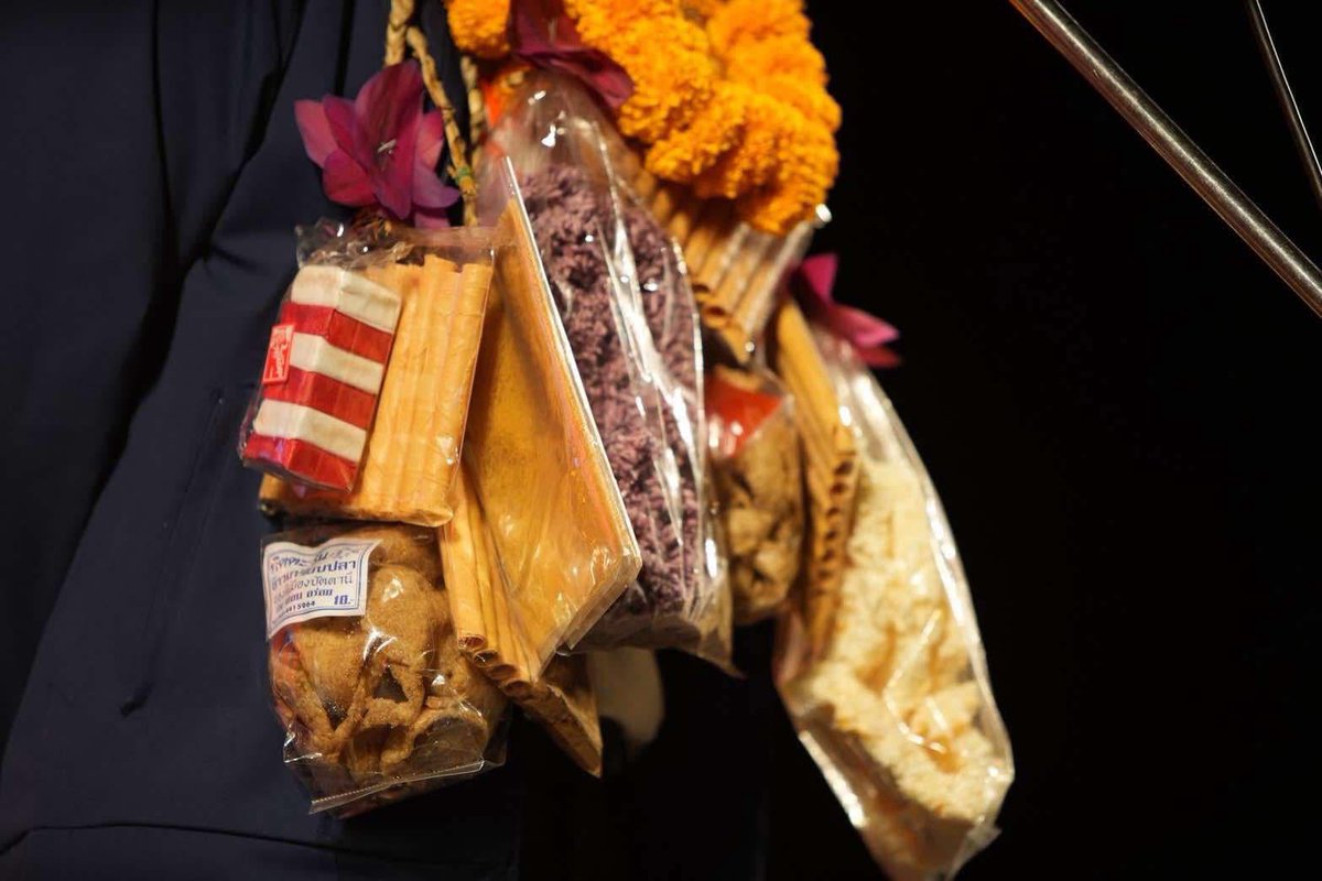 ซาบซึ้งน้ำใจคนคอนมากมาย🧡
เมืองคอนหรอยจังฮู้ คนคอนน่ารักคาดนิ
ได้ของล้นคอ ห้อยไม่หมดเลยครับ
ขอบคุณจริงๆ ที่มารับฟังและให้กำลังใจกัน

วันอาทิตย์นี้ ขอโอกาสพรรคประชาชน 2 ใบ
เพราะประตูมีกลอน แต่คนคอนมีส้ม
มาร่วมสร้างรุ่งอรุณแห่งความหวังด้วยกันครับ

- - - - - - -