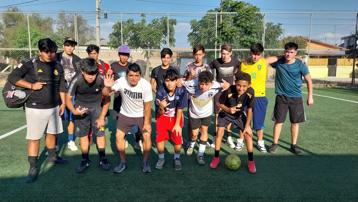 murcirojas_17's tweet photo. Excelente tarde junto a los niños de la comuna el Bosque. Vamos por más 💪⚽️🇨🇱 #grancomienzodesemana @munielbosque @manuelzunigaok #felizlunes #niñosfelices #vamospormas💪 #conviccion #perseverancia @saludelbosque #actitudpositiva💯 #puraalegria https://t.co/c6U5M68WGg