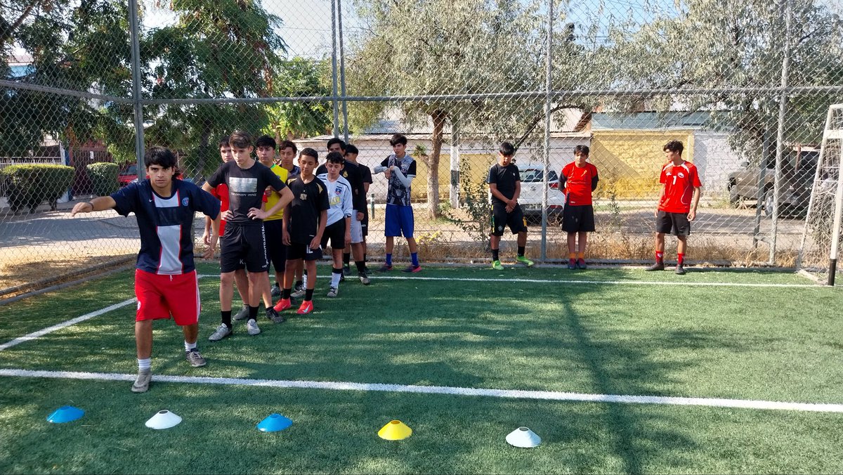 murcirojas_17's tweet photo. Excelente tarde junto a los niños de la comuna el Bosque. Vamos por más 💪⚽️🇨🇱 #grancomienzodesemana @munielbosque @manuelzunigaok #felizlunes #niñosfelices #vamospormas💪 #conviccion #perseverancia @saludelbosque #actitudpositiva💯 #puraalegria https://t.co/c6U5M68WGg