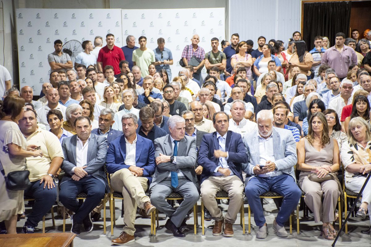 guillederivas's tweet photo. En marzo se llamará a concurso para la repavimentación de las primeras 15 cuadras de un total de 30 previstas para este año, con una inversión estimada de 1.050 millones de pesos. https://t.co/XtW12HMdXd