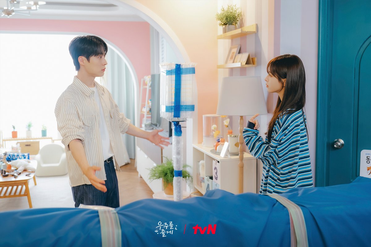 CJnDrama's tweet photo. <우주를 줄게> 첫 방송 D-1💕
두근두근 아슬아슬 한집살이🏠
사돈 남녀 거리 제로 밀착 벽치기 포착😳

사돈 남녀 공동 육아 프로젝트 <우주를 줄게>
2/4 [수] 밤 10:40 첫 방송 | tvN

#tvN #우주를줄게 #OurUniverse
#배인혁 #노정의 #박서함
#즐거움엔20tvN #스트리밍은TVING https://t.co/z0s0Qm9OJq