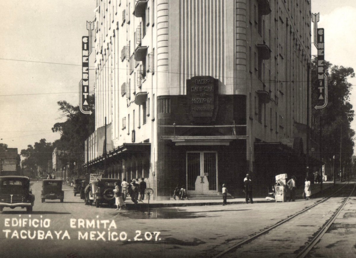 El Edificio Ermita y la esquina de las avenidas Revolución y Jalisco en la década de 1930.

📷: Colección Villasana