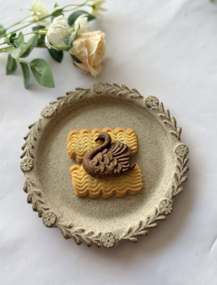 tommyfakesweets's tweet photo. 白鳥モチーフのクッキーやフィナンシェ🦢 どれもこれも可愛くて、でも見た目だけでなくしっかり美味しいのがmicarinaさんのおやつ🍰 プチギフトにもとっても喜ばれます🎁 https://t.co/QFe08hHCRq