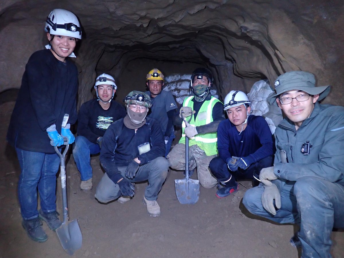 第１５旅団の隊員有志は先月、旧海軍司令部壕で行われた沖縄戦没者遺骨収集活動に参加しました。この遺骨収集活動は昨年から行われており、地域の方々、学生ボランティアのほか、空自隊員や退役米軍人と多数の方々が参加する活動で、今回も多数の御遺骨や遺留品を収容する事ができました。