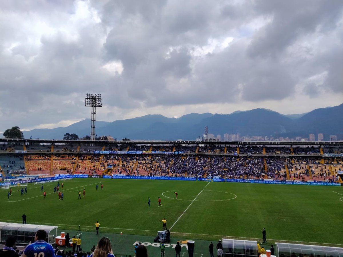 Millos_FC's tweet photo. Al partido de hoy asistieron 10.998 hinchas. Imagina convocar a toda esa gente un lunes a las 3pm para ver únicamente 35 minutos del último de la tabla jajaja estamos locos de la cabeza. 

Una pena que el club y la nómina no le den la talla a su hinchada. https://t.co/pMxZ6x8xho