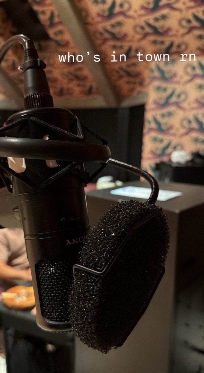 HE'S IN THE KITCHEN

🗣️🚨🗣️🚨🗣️🚨🗣️