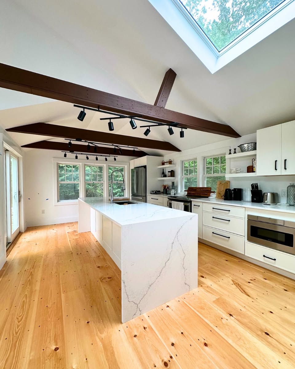PhilbrookCC's tweet photo. Roof joists or “support beams,” necessary evil or striking architectural design element? That’s a rhetorical question.
#BuiltByPhilbrook Photos: #1,3,6 Grattan Imaging, #4 Dan Cutrona, #5 Courtesy of Stonewood Products https://t.co/hDVOrprBBp