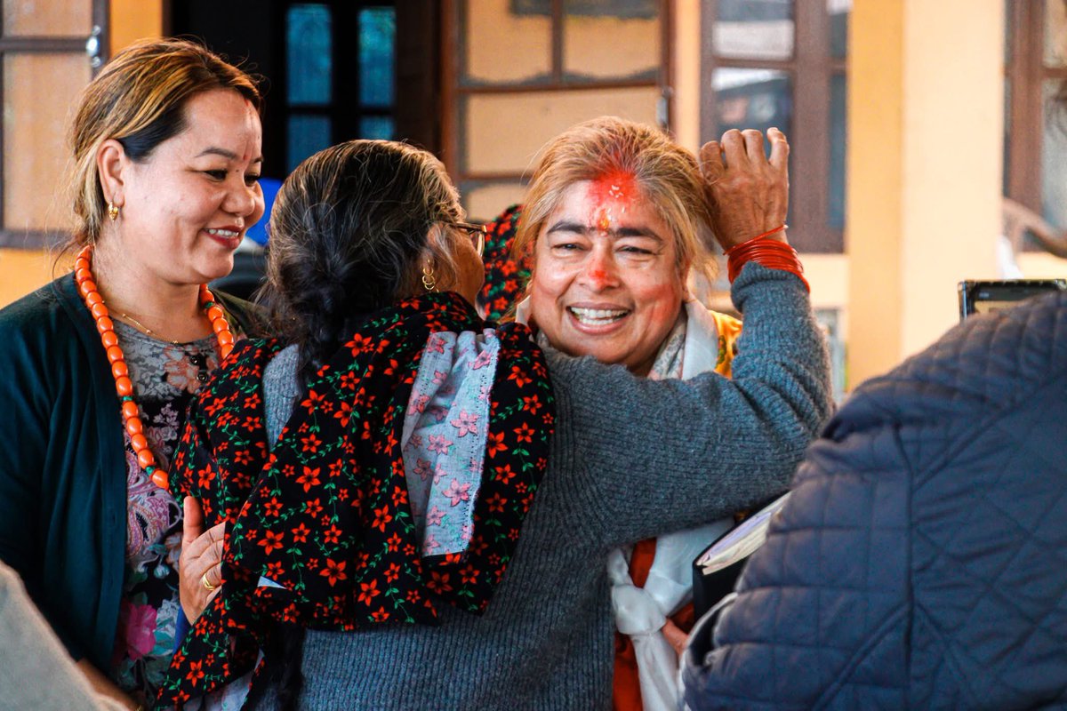 यी दिदी देख्दा मलाई कस्तो शैलजा आचार्यको याद आयो के ! चितवन-२ मा उत्तम जनप्रतिनिधी छनौट गर्न मतदातालाई कुनै दुबिधा नहुनु पर्ने तर समय ठिक छैन जे पनि हुनसक्छ !! यदि कसैले मलाई मन पराउनु हुन्छ र चितवन-२ को मतदाता हुनुहुन्छ भने कृपया यी दिदीलाई भोट दिनु होला !! सायद जिन्दगीमा