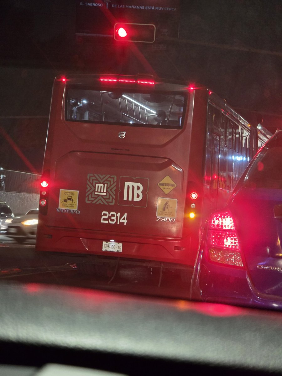 jatzibem's tweet photo. @MetrobusCDMX  Hola, hoy esta unidad (2314) antes de la estación Instituto del Petróleo, en el cruce de Av. Montevideo y Eje Central casi provoca un accidente por venir a exceso de velocidad. Poco antes de las 8:25 pm. Bastante negligente el operador. https://t.co/4KE726HQEs