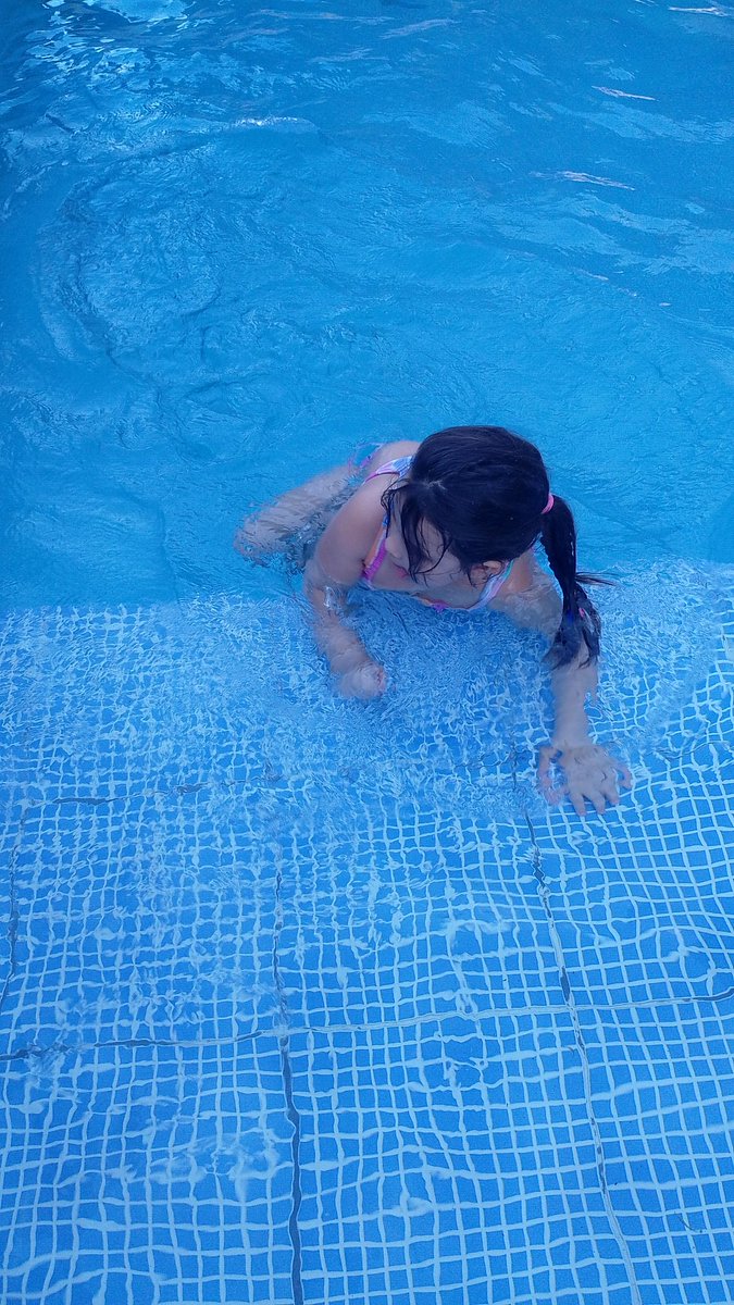 Todos los años soy la esclava de esta pileta que, además, nunca me salió barata. Este año opté por comprar SOLO cloro de una marca BUENA granulado de rápida acción y pastillas: ni una sola vez pasé el barrefondo en 1 mes y está impecable. Solo saca hojas. Ni alguicida ni clarific