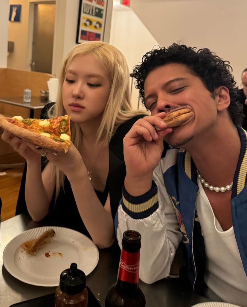 bruno and rosie always get pizza after the awards show 😭