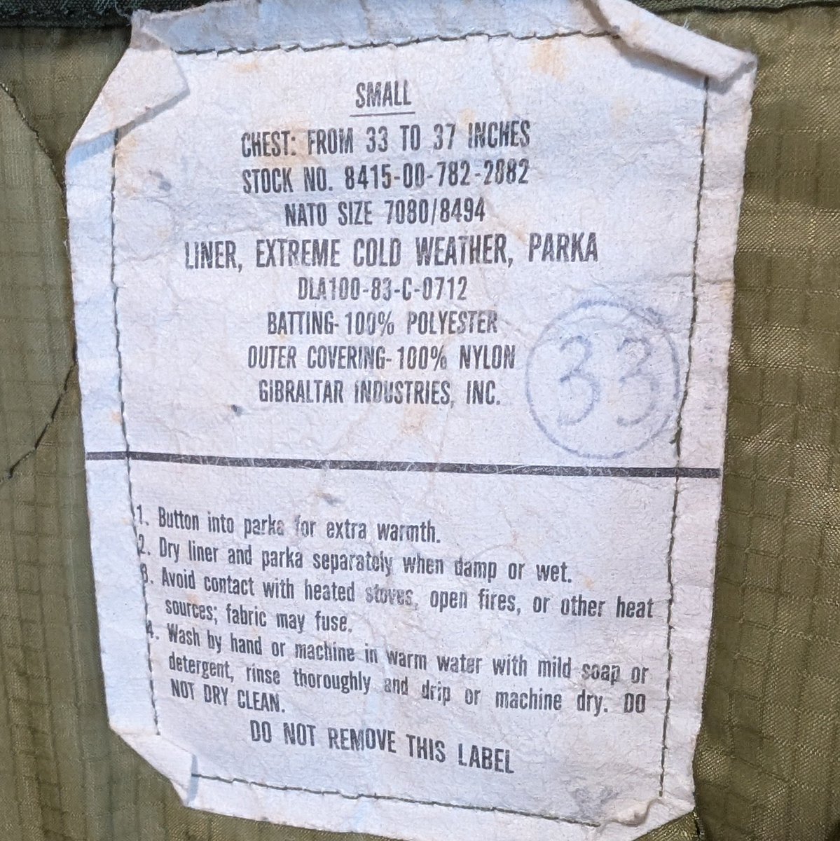 M-65のライナー買った。ジャケットのライナーはよく見るけどフィッシュテールのは全然見つからなくてあっても結構する。
違いは丈とヘチマ型になってる縫い目が縦か横っていうサイゼの間違い探しレベル。
本体XSで手頃なライナーがSだったんで妥協したけど丁度いい。軍物のサイズ表記はほぼ誤差。