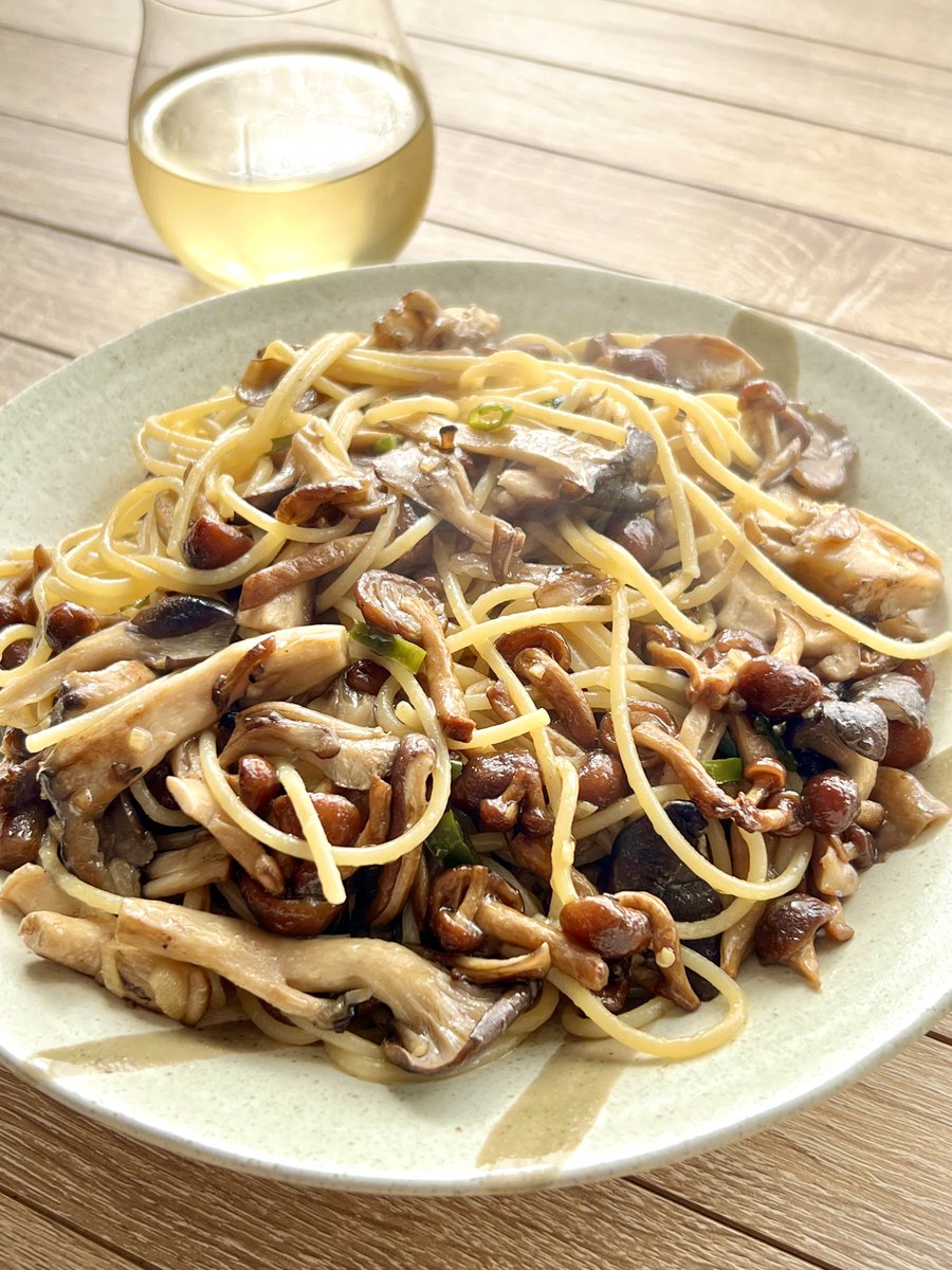今日のブランチ
きのこたっぷりの和風スパゲティ🍄‍🟫🍝
パスタはバリラのNo5を150gの大盛りで😅
にんにく青唐辛子炒めてこれ!うま!つゆとバターで仕上げ！
白ワインでおつかれさま( ^ ^ )/□
美味しく完食！
日曜は終日バイトだから期日前投票行って来ます！