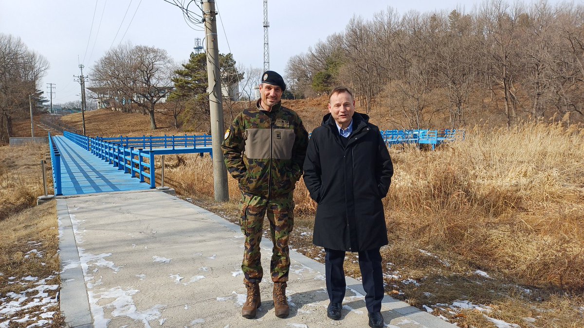 GermanyinKorea's tweet photo. Despite its apparent calm, the #DMZ is a place full of landmines and military, where misunderstandings can be dangerous.
🙏 the Neutral Nations Supervisory Commission #NNSC 🇸🇪 🇨🇭 for their dedicated work for peace on the #KoreanPeninsula.
#Panmunjom https://t.co/Yx7sCdXHJo
