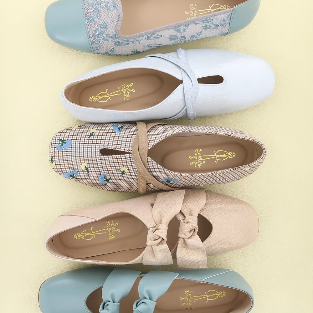 Weekly New Item │ 

今週はあしながおじさんのロングセラー
「リボンバブーシュ」と同じ木型を使用した、
新デザインが3型登場。

大人可愛いデザインで春めくラインナップです🌸

▽今週の新作
x.gd/cNX6M