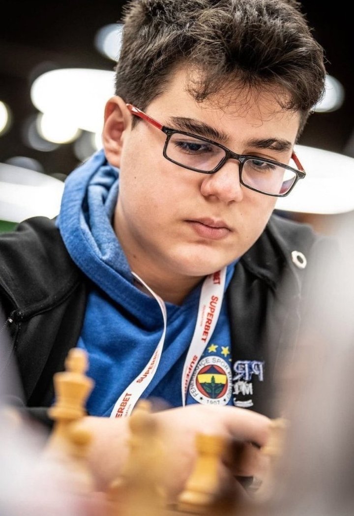 Yagiz  Kaan Erdoğmuş.
Fenerbahçe Spor kulübüne gönül vermiş 14 yaşında bir Fenerbahçe' li GM satranç ustası ..

Fenerbahçe tüm branşlarda olduğu gibi yeniden satranç branşını açsa ve bokstan yelkene desteklediği gibi bu çocuklarımızı desteklese öncü olsa ne güzel olur değil mi?