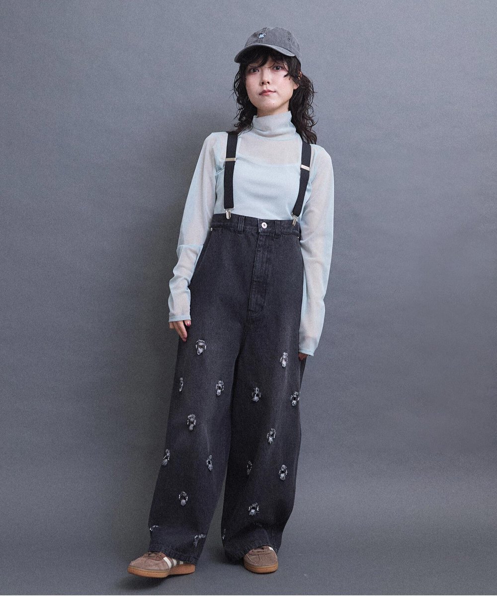 I am I 水玉模様のような、お花のような ホールがあいたデニムパンツ