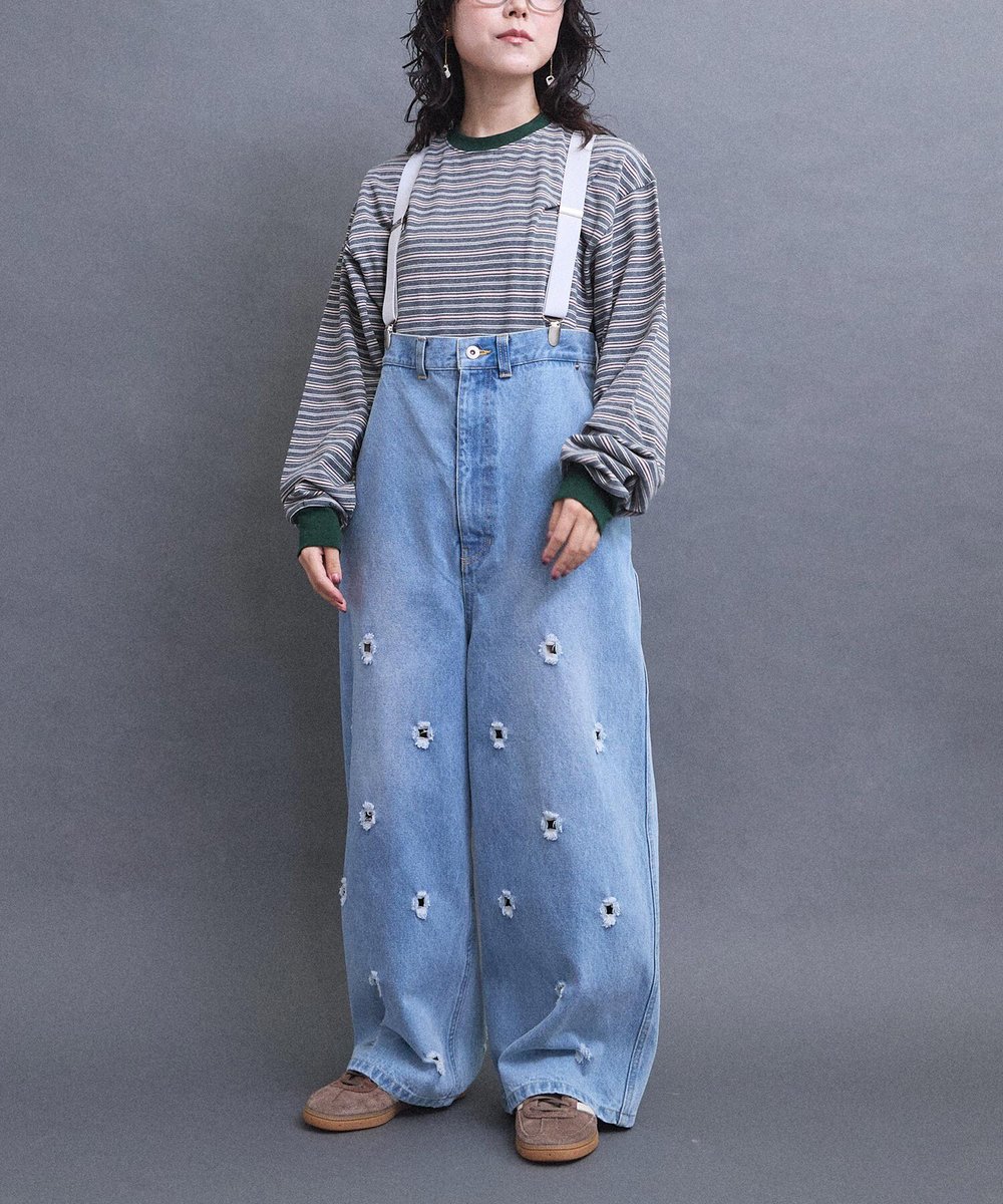 I am I 水玉模様のような、お花のような ホールがあいたデニムパンツ