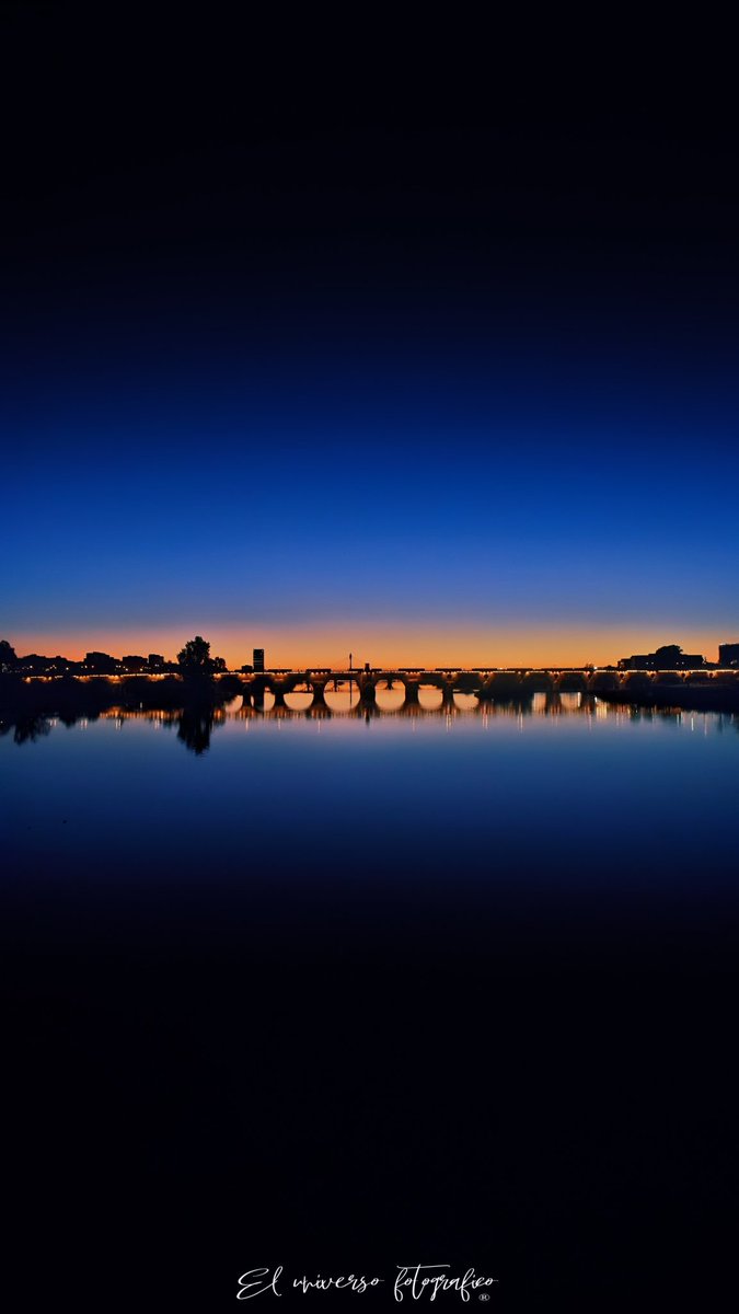 Deja que el último rayo te queme la lengua,para que cuando la noche cierre su puño,todavía guardes el sabor del incendio en tus palabras. 
El día se desvaneció,sí, pero ¡qué manera tan magnífica de dejar que todo arda!✨️🔥
#badajoz #extremadura #atardeceres #sunset #goldenhour
