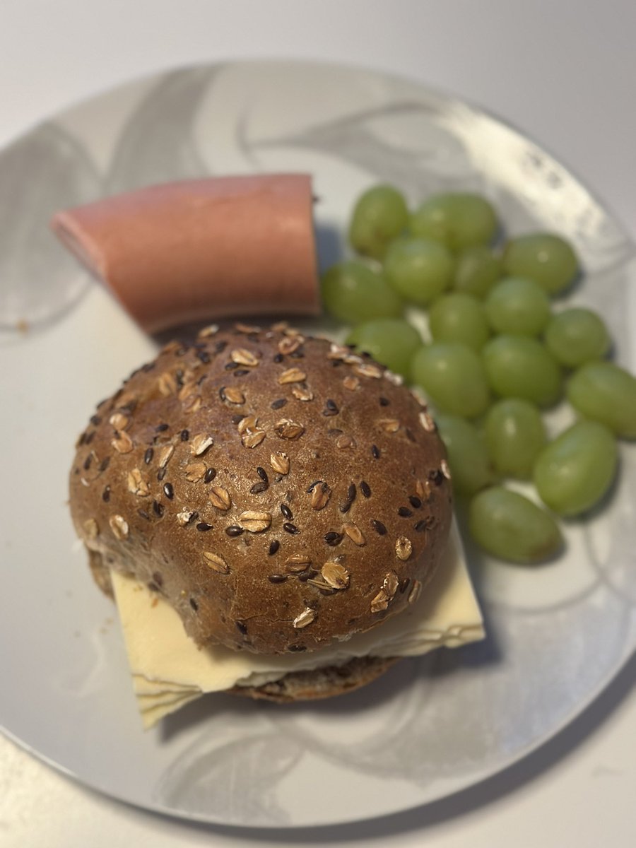 휴가 낸 자의 호방한 아침식사
어제까지만해도  1빵 1치즈 주의였는데 독일인이 Käsebrötchen엔 자고로 치즈맛이 많이 나야한다고 자기 믿고 제발 두개넣어보래서 넣었는데 마음에 들어서 아침에도 그렇게 먹는중🧀🧀