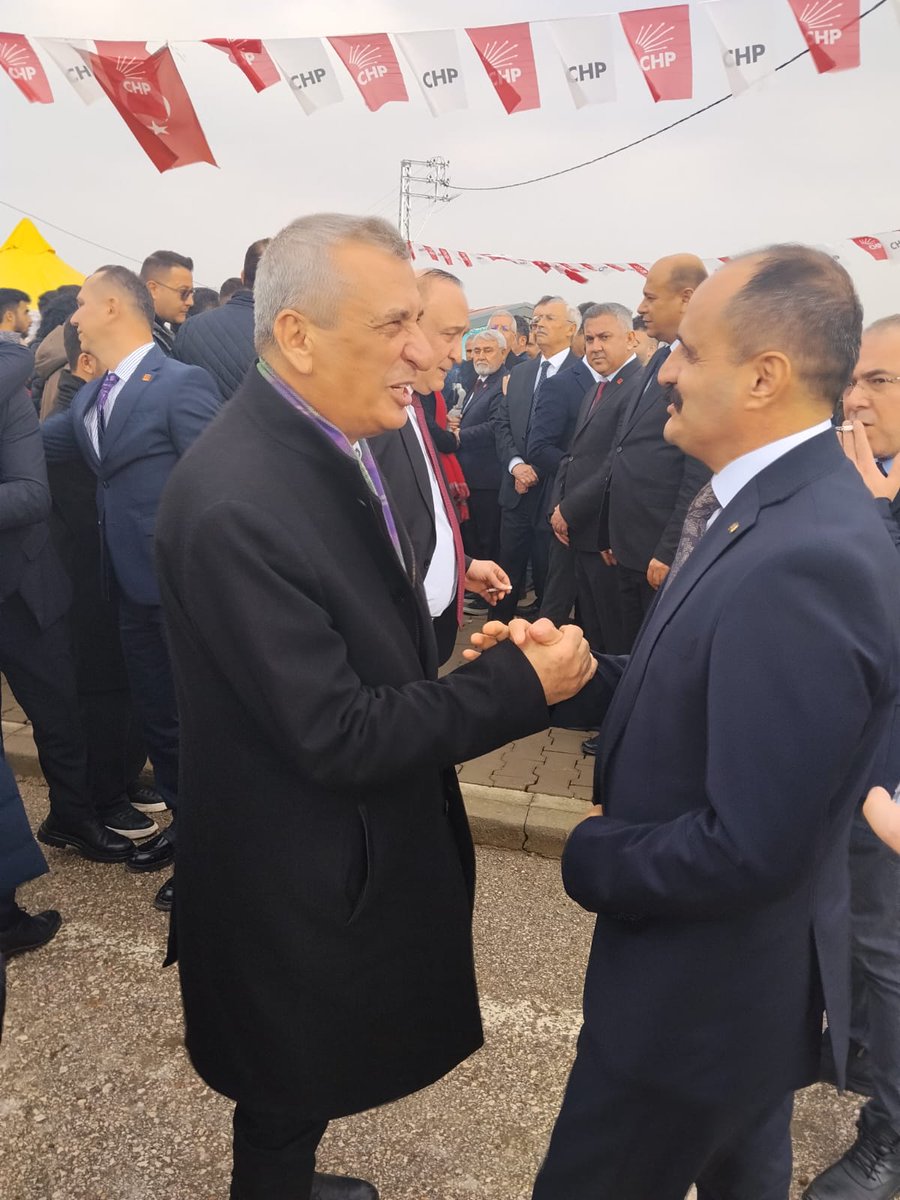 #EskiUzmanÇavuşlar, fiilen açıkta bırakılmış kamu görevlileridir.

Aynı kanuna tabi olup kamuya atananlar varken,
#EskiUzmanÇavuşların sistem dışına itilmesi eşitlik ilkesine ve hukuk devleti anlayışına açıkça aykırıdır.

Bu bir lütuf talebi değil;
kanundan doğan kazanılmış