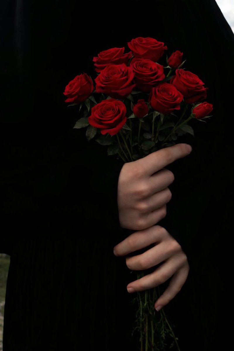 Mülk-ü bekadan gelmişem
Fâni cihanı neylerem
Ben dost cemalin görmüşem
Hûr-i cinanı neylerem