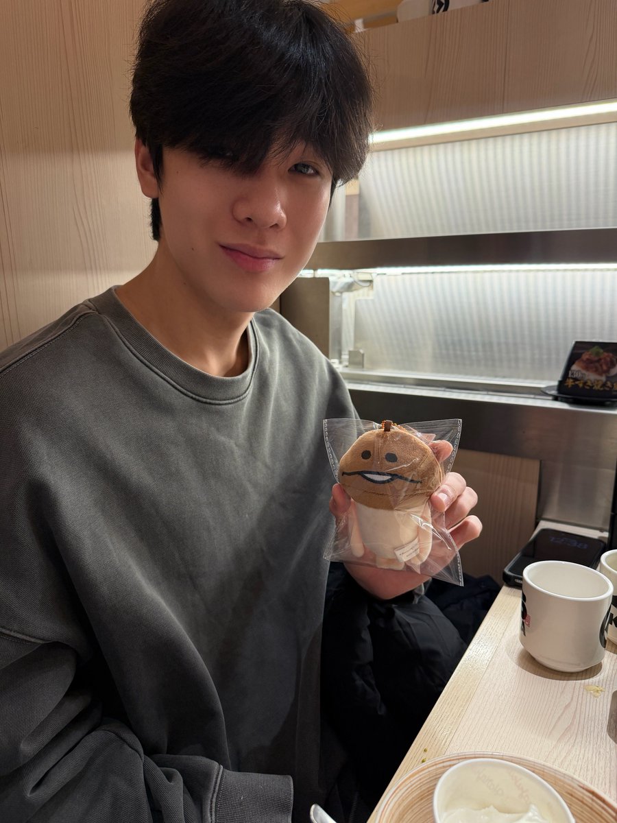 ohmkrit's tweet image. it reminds me of you phee straw mushroom. i hope you like it na~ 🍄‍🟫🤍🐶

from nong fairy mushroom.