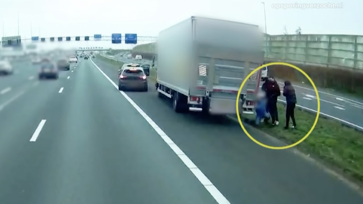 Politie deelt dashcambeelden van drugsroof op A1 bij Muiden