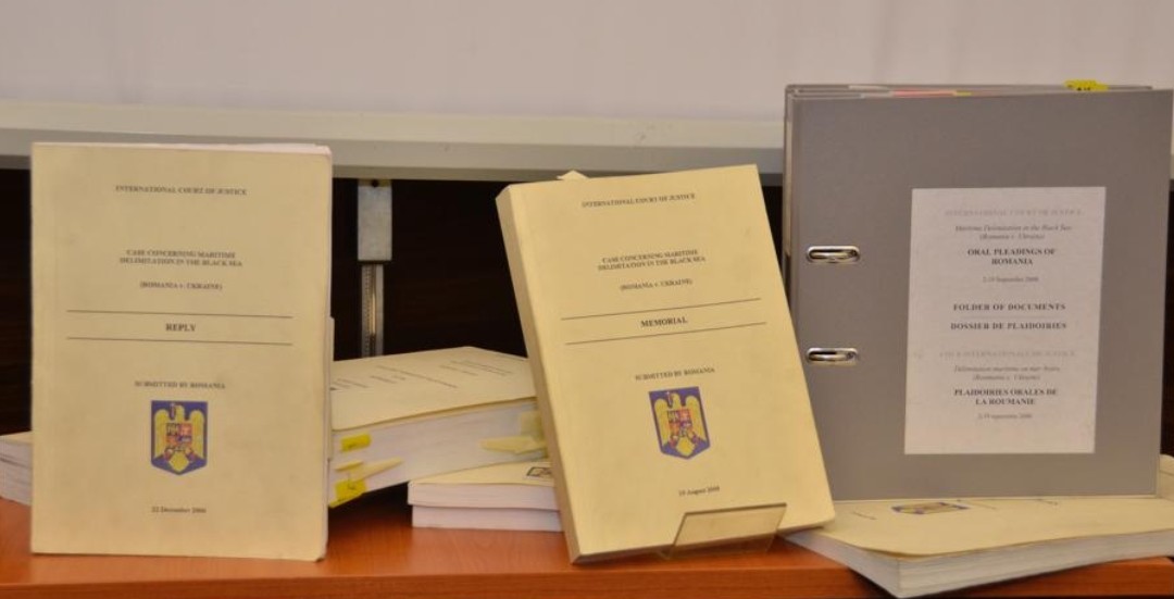 Azi, acum 17 ani, România🇹🇩 obținea la #CurteaInternaționalădeJustiție 9700km2 platou continental &amp; zonă economică exclusivă - unica extindere de jurisdicție suverană &amp; drepturi suverane ale RO după Marea Unire din 1918. Mândru că am condus Echipa RO care a reușit acest succes.