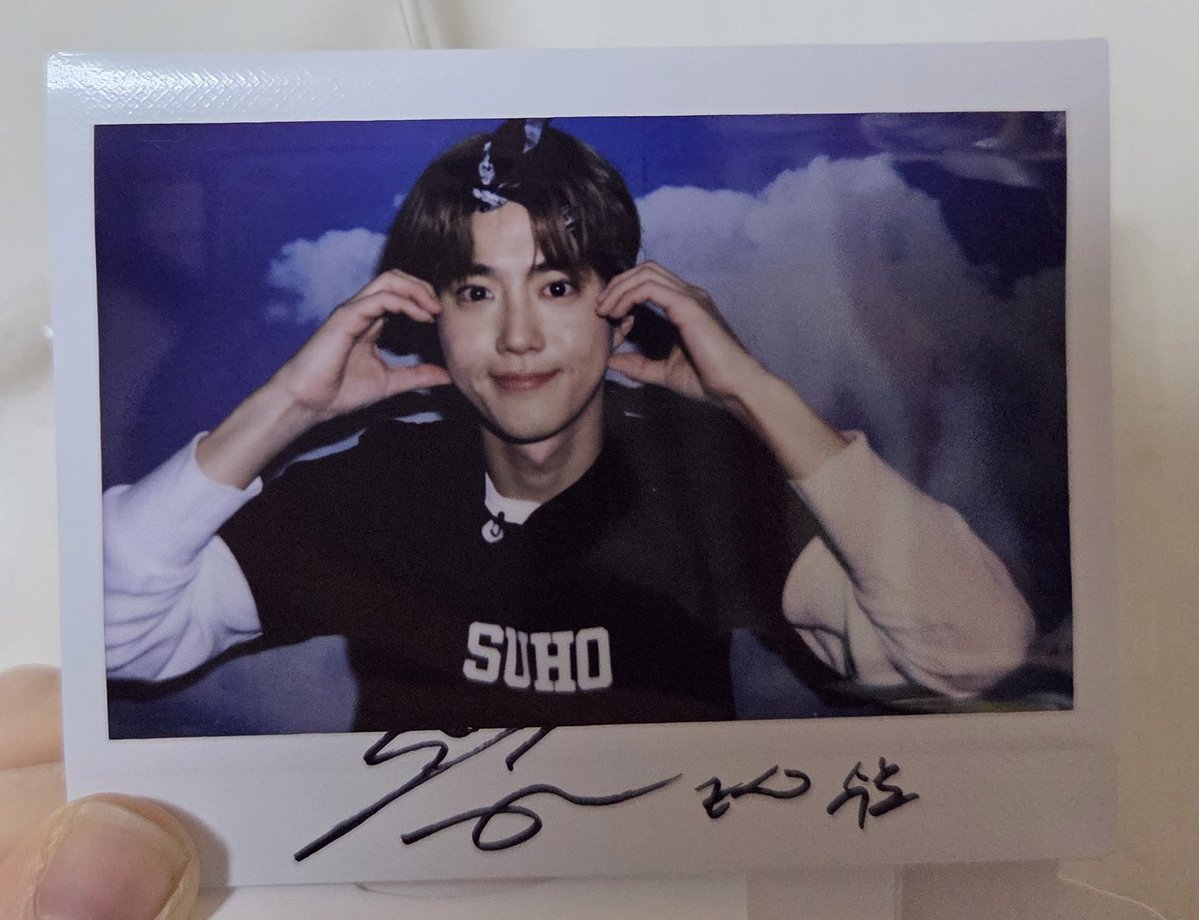 멜론 EXO 댓글 이벤트 수호 폴라로이드 
무사히 내게로 왔지이 ♡
#EXO #엑소 #Suho #수호 #김준면
카이를 바랬지만 수호가 올 것 같았는데 진짜 수호가 와써...!! 그것도 귀여운 하트하는 토끼로♡♡