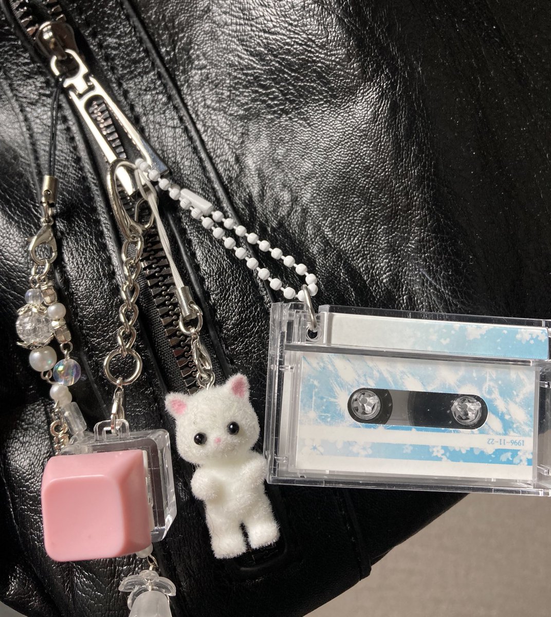 제 가방에 한 번 달아봤어요
사이즈가 아담해서 귀여워요😍