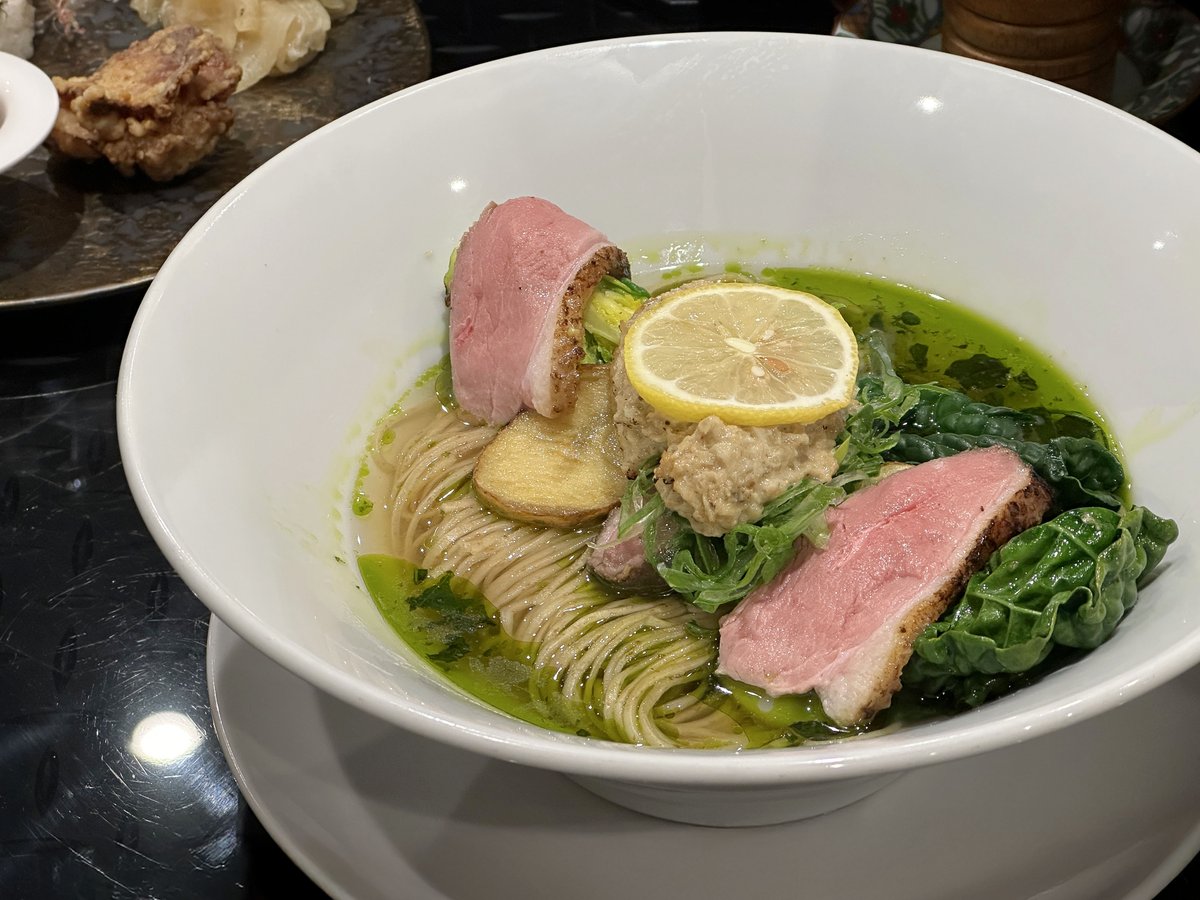 adyyyyyyyyy's tweet photo. 八咫烏 @ 水道橋
擬態
-ほたてとバジルの塩ラーメン-

初手はバジル香るスッキリとした八咫烏的な
塩ラーメンで帆立ペーストを溶かしていくと
深みを増してほたて日和respectな一杯に！
鴨肉もタイラ貝の焦がしバターも絶品だし
初めましてのアレッタがホクホクで美味しい
🐚🍖✨💨

#水道橋 #ラーメン https://t.co/vAz5ASPuak