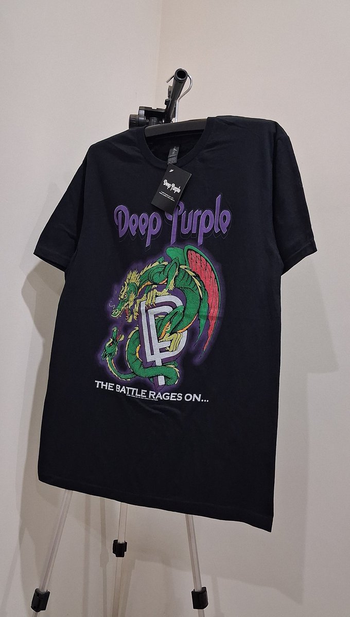 Band hard rock Inggris Deep Purple merilis album studio ke-14 mereka yang berjudul The Battle Rages On.... pada Juli 1993.

The Battle Rages On... adalah album terakhir mereka dengan formasi klasik Mark II.

#DeepPurple #TheBattleRagesOn #OfficialMerch #RockstarCity #JajanRock