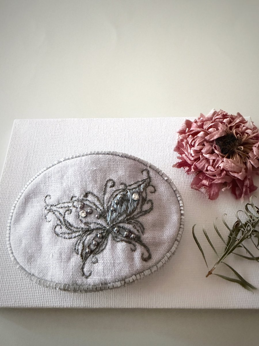 新しいヘアクリップ✨
明日の「青」をテーマにした撮影に向けて作りました。

デザイン担当が以前に描いてくれた🦋
やっと形になりました✨

ヘアクリップは髪だけでなく、
場所を選べばブローチとしても飾れます。これはお客さまのアイデア💡
新しい素敵なヘアクリップの楽しみ方です♪