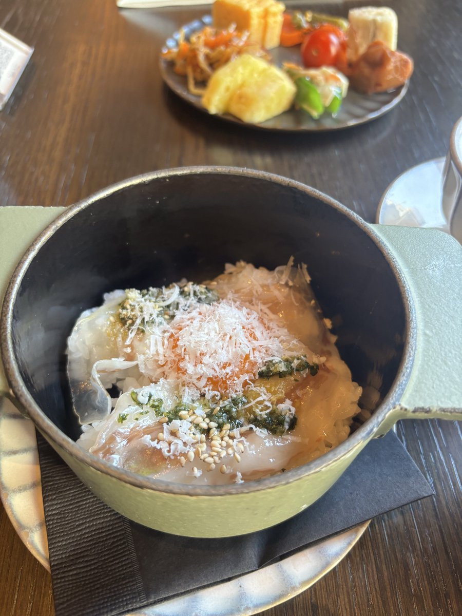 harusameB's tweet photo. 写真下手で美味しそうじゃないが、、

ホテル虎ノ門ヒルズの朝食（グローバリスト特典）は至高
写真は卵かけご飯、肉うどん、フレンチトースト

サイズが小さめだから複数いけるデブ
フレンチトーストは無料の域超えてるわね
案外バフェのおでんが好きなお味だった🍢 https://t.co/qDGrSH32DC