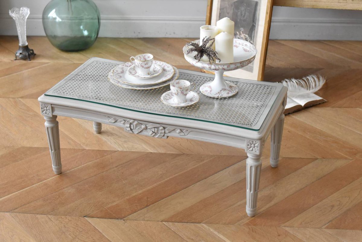 △ルイ16世スタイルならではのすらりとした脚となったローテーブルを