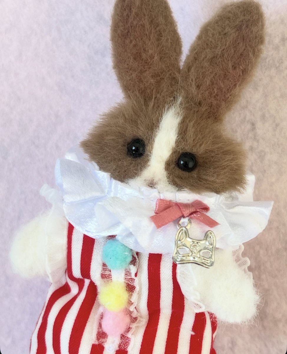 今年のうさぎさんは白茶とパンダ柄、白の3種類。両手にはマグネット入り
瞳はブラックオニキス、サーカスの衣装を着ています🎪