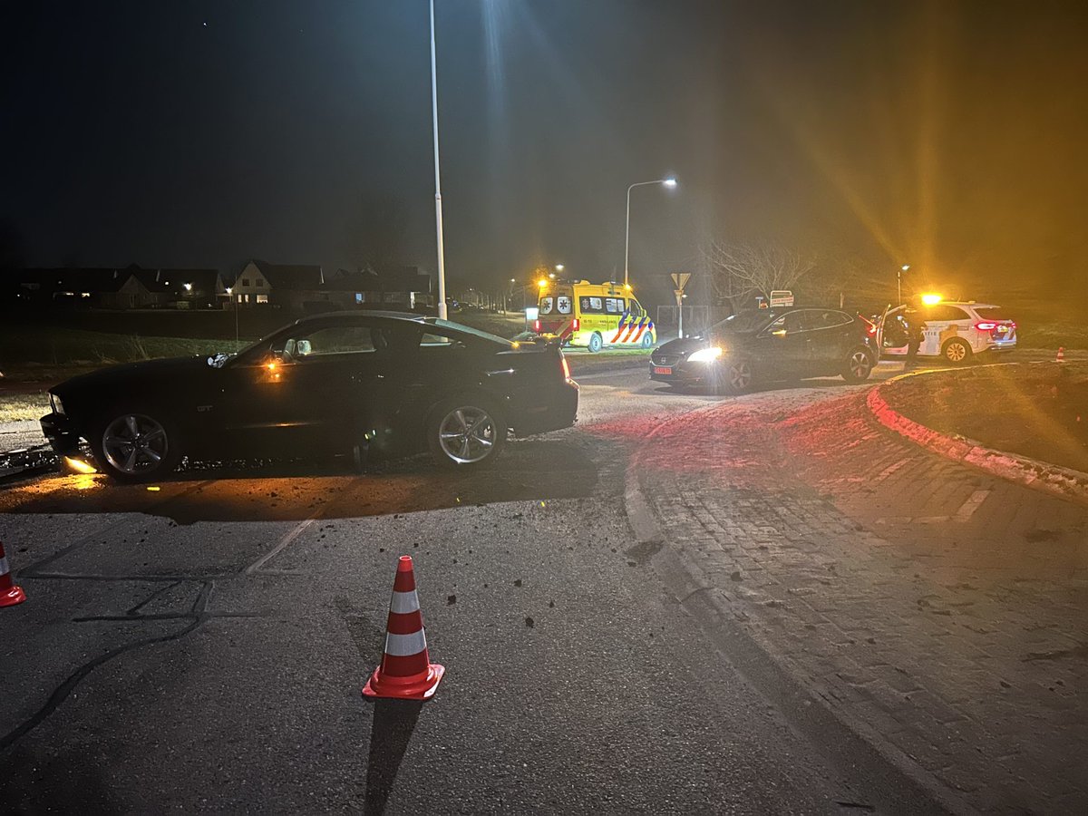 Auto rechtdoor over rotonde in Dronryp