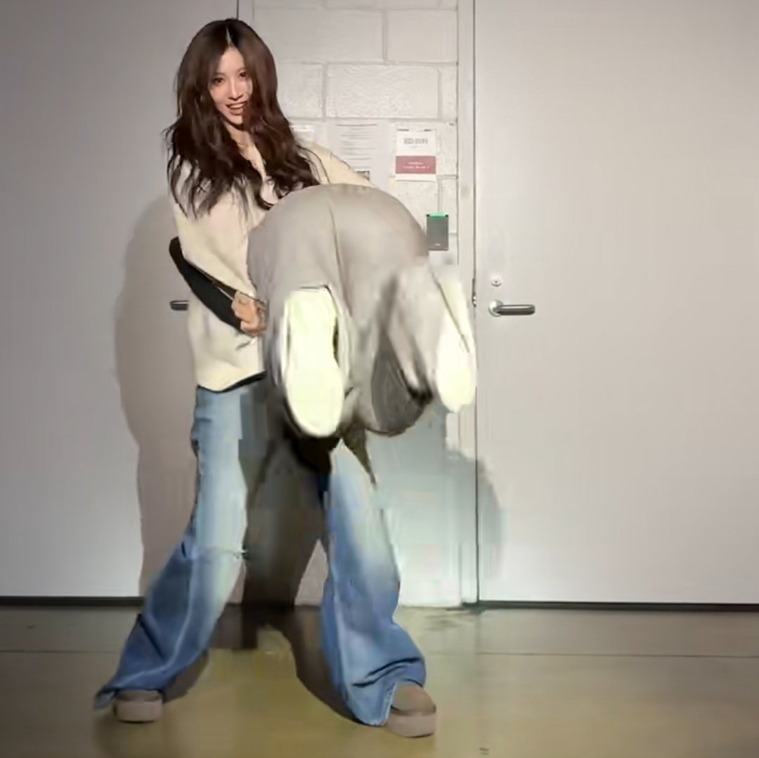 jeongsbtch's tweet image. sana lowkey look stronger than momo 😭