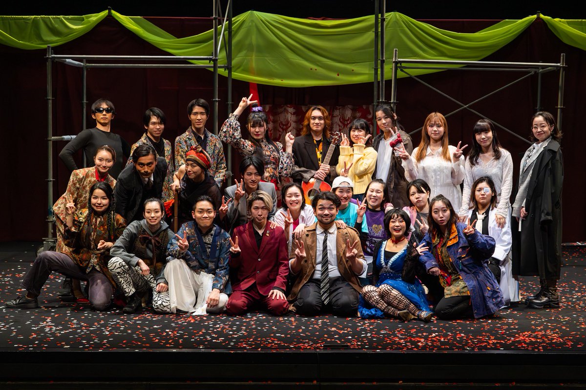 舞台『ラストフラワーズ』
黒組/佐伯三蔵
白組/将校，組員，兵士など

人間逆立ちをしてみると、ポケットに入っていた物が全部落ちてきます。あるいは着ていたものがはだけて、おへそ辺りもあらわになります。
あなたの持ち物はこうなのねだとか、おへその形はそうなんだといったことが分かります。