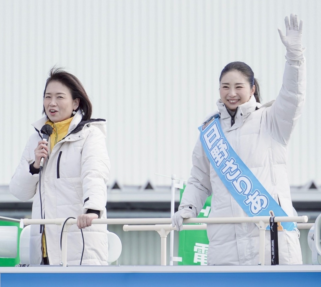 Image for the Tweet beginning: 尾張旭市内にて街頭活動🚙
今日も伊藤たかえ参議院議員が応援に駆けつけてくれました🏃‍♀️

本日はこれより東郷町、日進市での街頭活動を予定しています🎤

愛知7区 日野さりあ
@saria_hino

#比例は国民民主党
#もっと手取りを増やす 