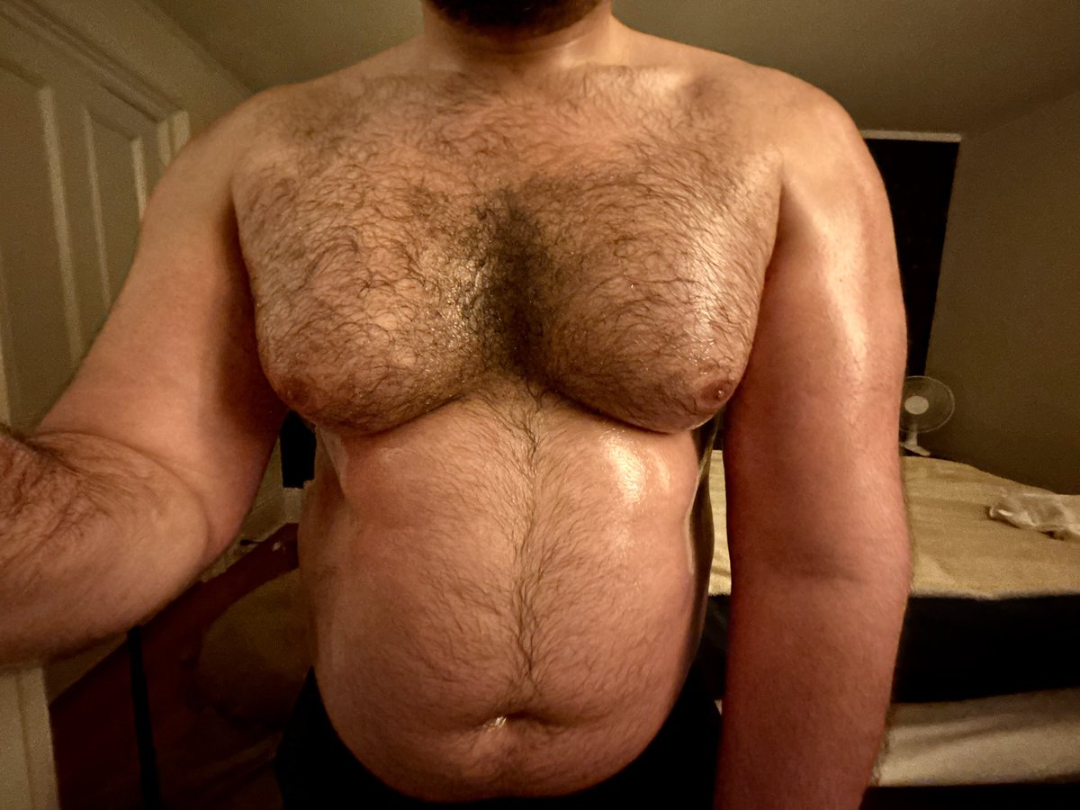 SoftControversy's tweet photo. Hope you don’t mind I got greased up before bed. https://t.co/CgiKO1sEw5