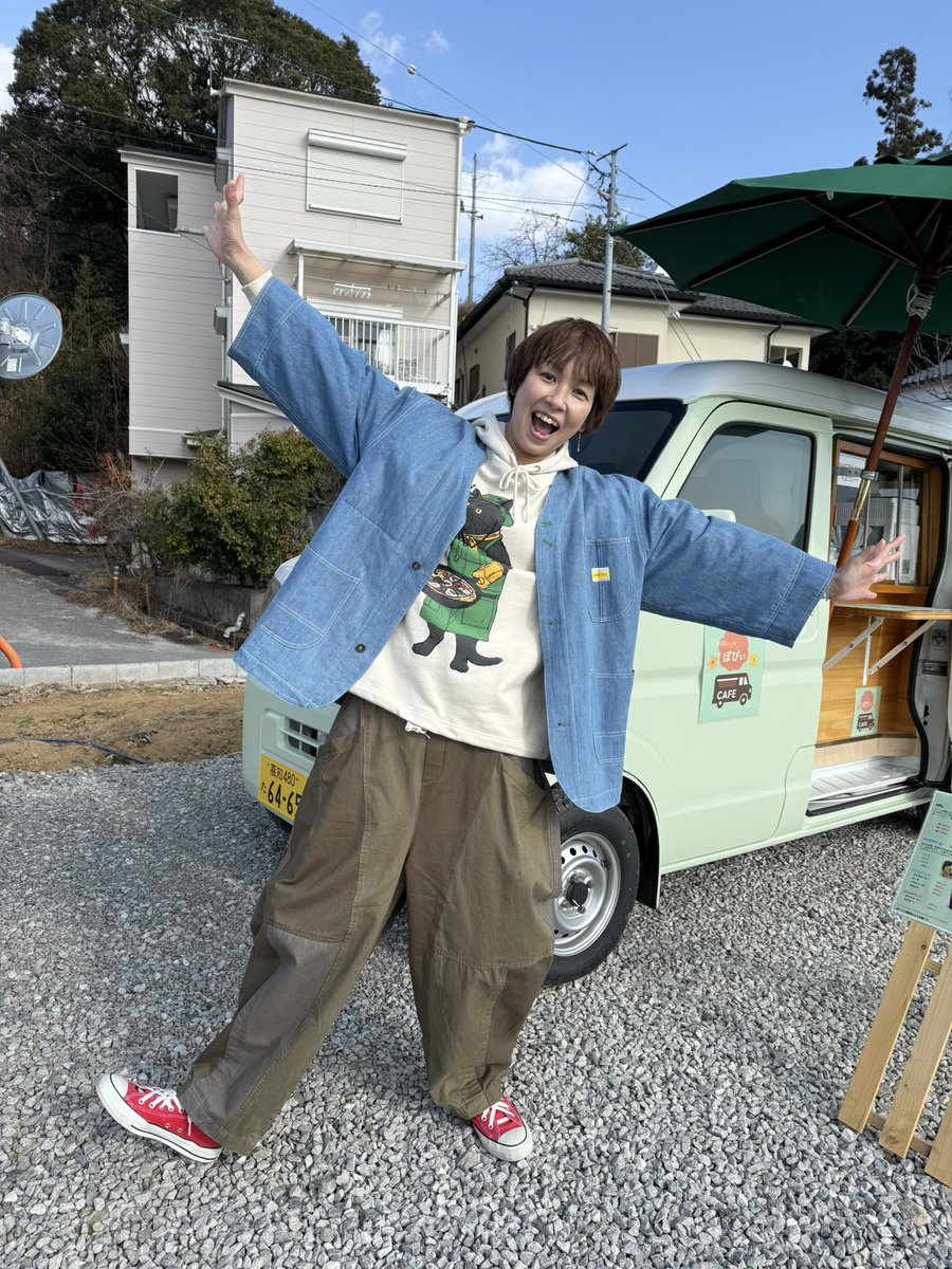 superband_info's tweet photo. さぁ！！今日放送だよ✨

高知市岩ケ渕 鏡川のほとりでキッチンカーポピィを切り盛りする、高知工業高校定時制4年 山岡まり子さん。

ドラの衣装は、今回もLeaLeaさん🥰

まり子さんのおいしいと、お洋服のかわいいがコラボして最高の放送になってるので、是非観てください✨ https://t.co/dXE69ezKWc