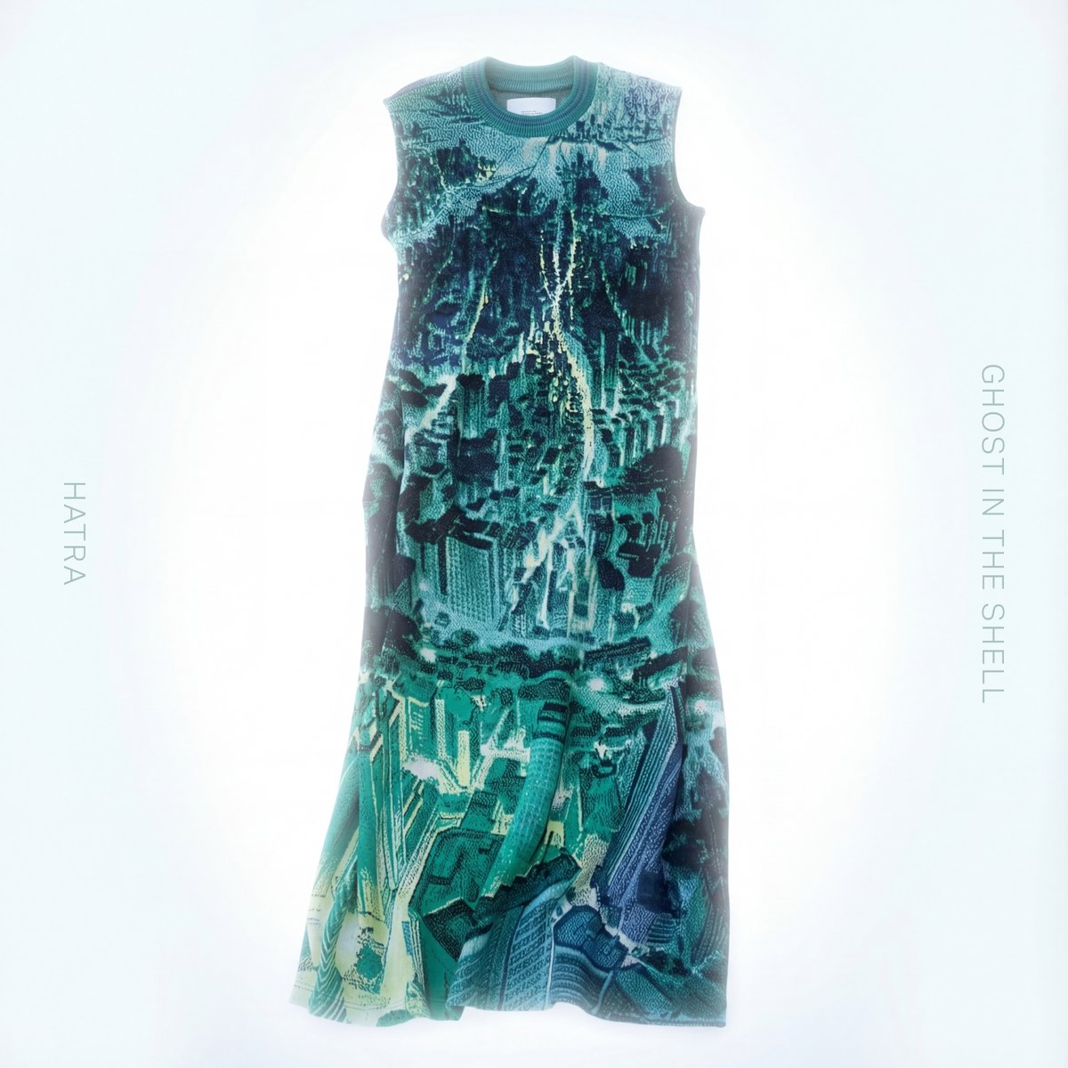 fashionjp's tweet photo. 映画 GHOST IN THE SHELL／#攻殻機動隊 × #HATRA のコラボコレクションが発表。
キーワードは「粒子」。象徴的な原画をジャカードで再構築したニットやロゴアイテムが登場。

TOKYO NODEの展覧会会場で先行販売🔻
https://t.co/UW4RklYqnt https://t.co/IKikLKxqTr