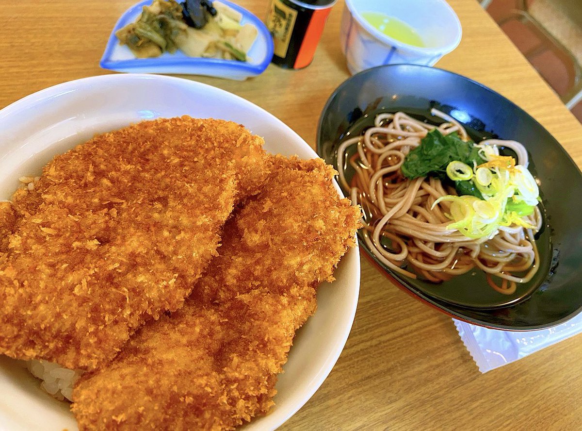 koalappa2's tweet photo. 秩父名物わらじかつ丼とそばのセットで #午後を生き抜く
美味い😋本当にわらじサイズでワロwww https://t.co/KRMAuvI5c7