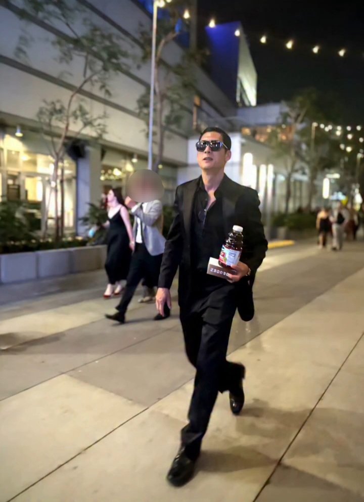 수트에 저 비율 ,, 진짜 타고 났다