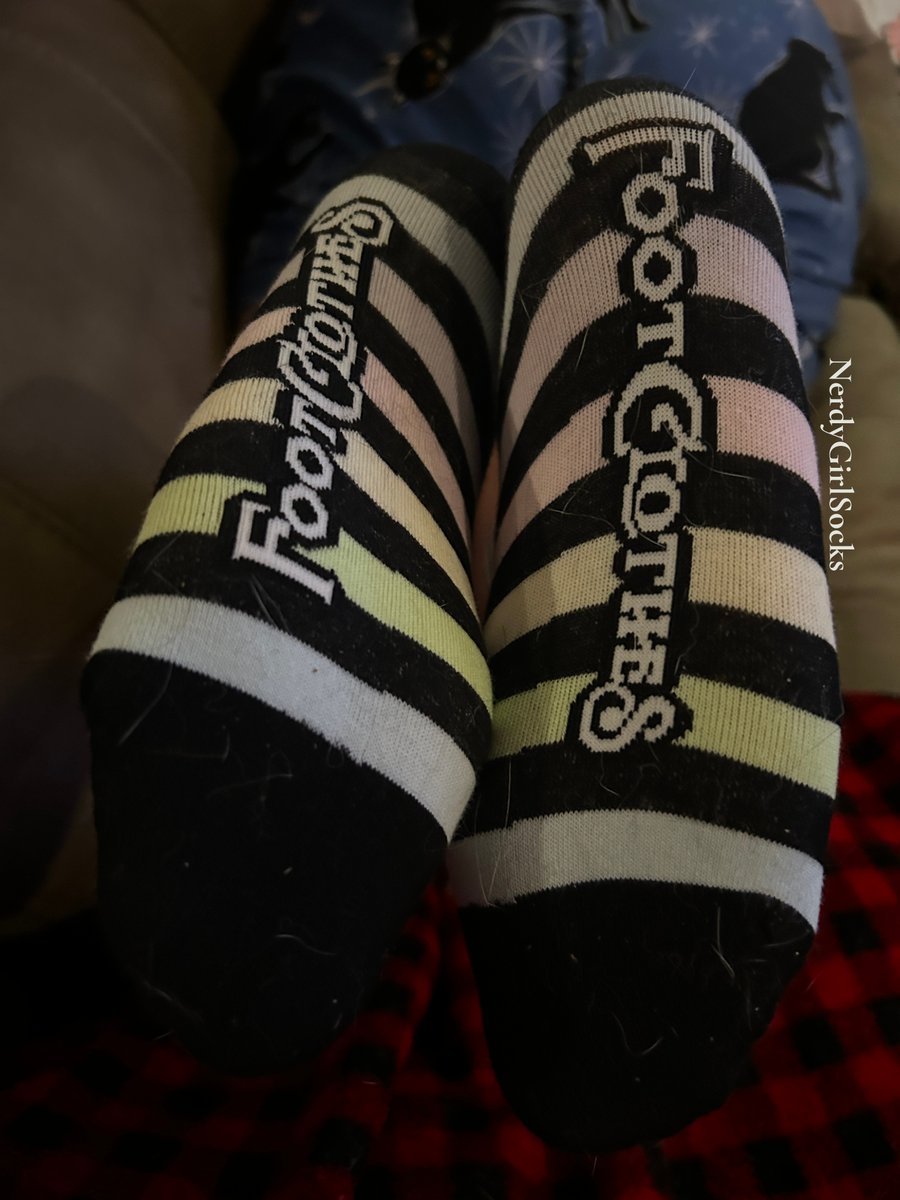 NerdyGirlSocks's tweet photo. While watching the #Grammys last night my husband just couldn't stop taking pics of my cute new #FootClothes kneesocks! (2/2)
#socks #sockseller #kneesocks #stripedsocks #feet #fypシviral #explorepage https://t.co/1eUC3Izpdw