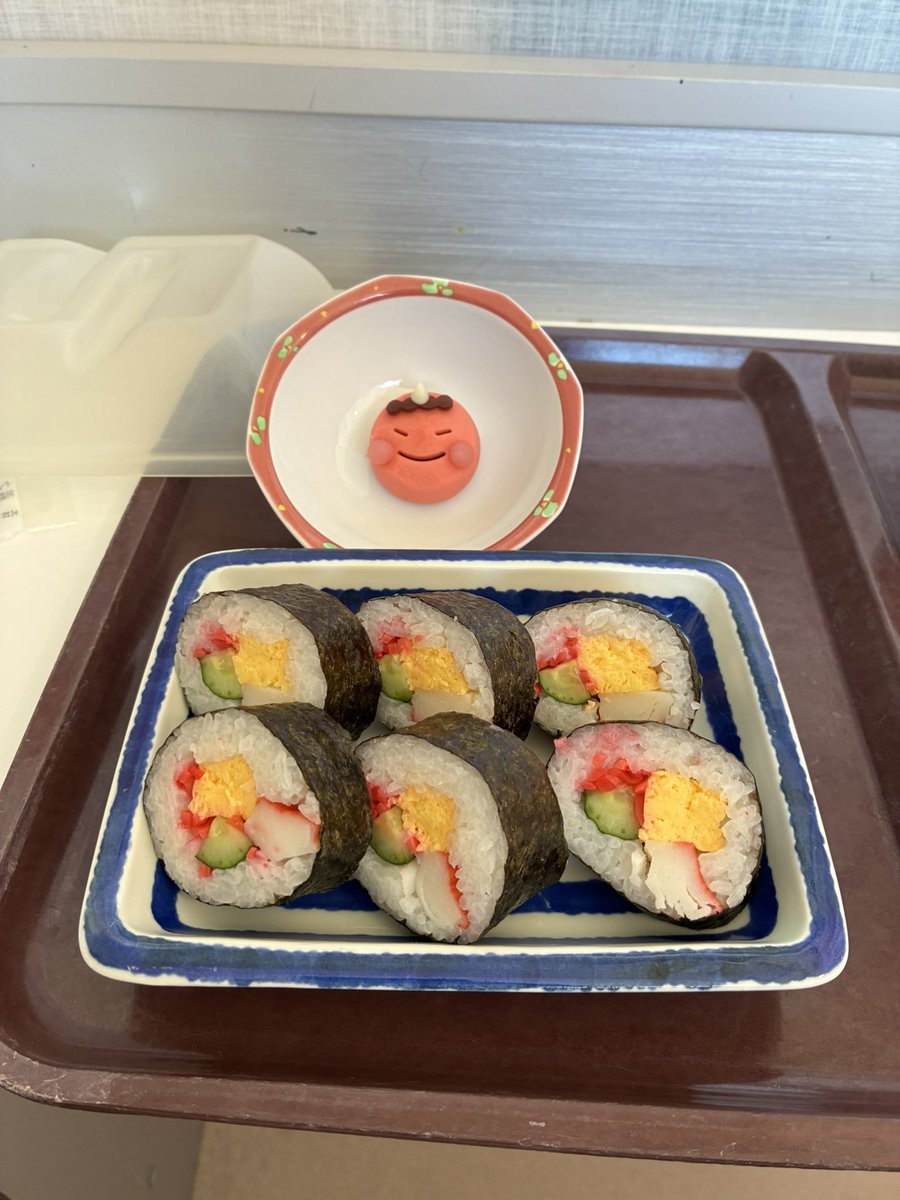 2月3日 節分 昼飯。 恵方巻き。赤鬼デザートの中身は餡子で鬼避け汁に